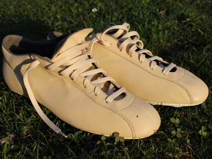 analisis detallado de los botines camperos calados la tendencia que marca estilo esta temporada