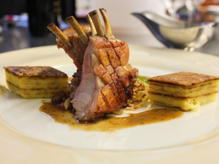 aprende como hacer un cochinillo a la parrilla