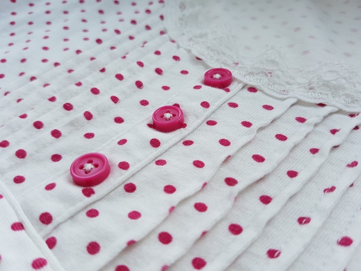 descubre la elegancia y versatilidad de la camisa vaquera con volantes