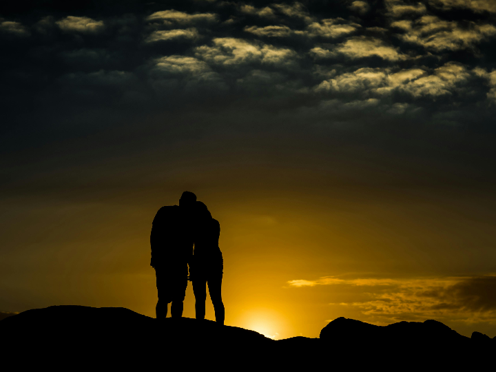 guia de regalos tipicos de espana para sorprender a un extranjero mientras descubren juntos los mejores lugares turisticos