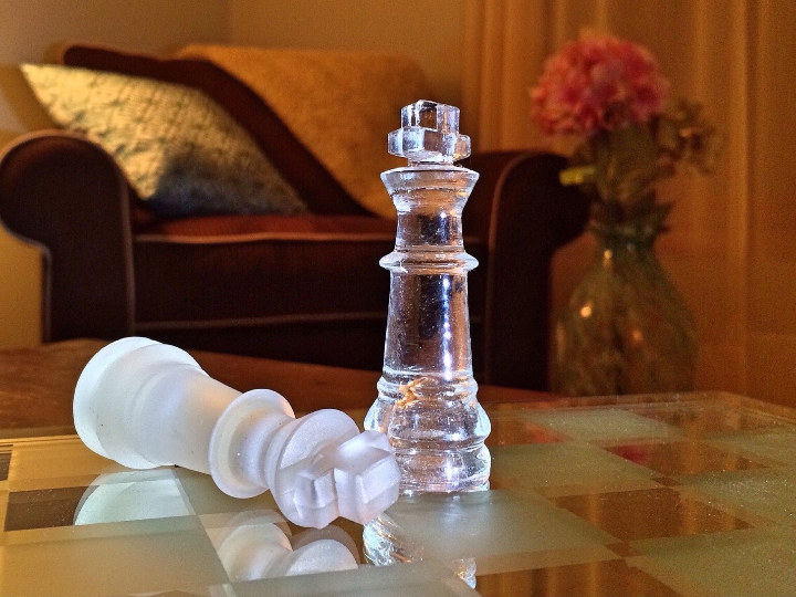 infinity juego de mesa de estrategia formado por figuras en miniatura