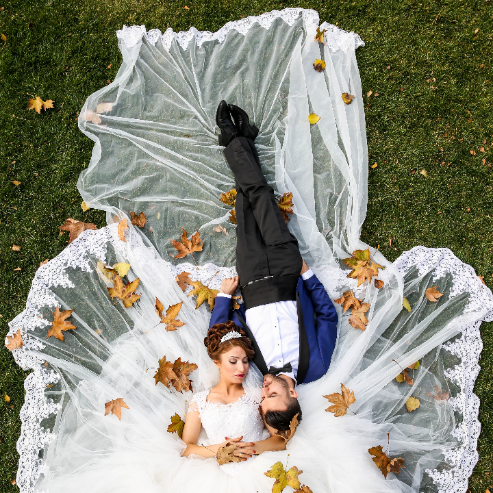 las mejores opciones de traje blanco de novio para tu boda