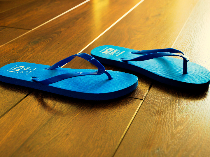 tendencia veraniega analisis de las sandalias stay para un look perfecto