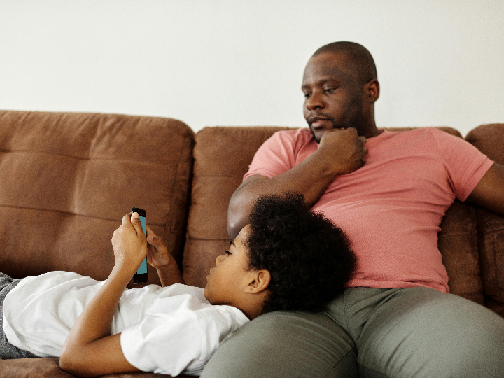 tengo obligacion de dejarle el movil a mi hijo cuando su padre me puede llamar a mi